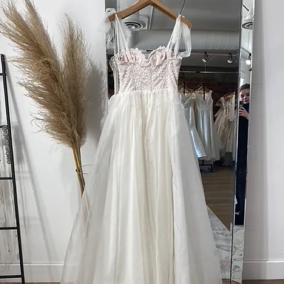 Custom made wedding dress size 6-8 - Picture 9 of 9